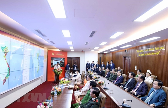 Thủ tướng Nguyễn Xuân Phúc tham quan Phòng bản đồ số của Bộ Công an. Ảnh: TTXVN.